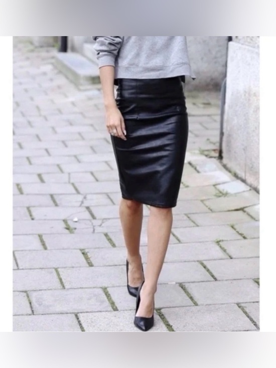 Wilsons Leather Dresses & Skirts - Vintage Wilson’s Leather Maxima Black Pencil Straight Skirt
90’s
Back Slit
Lined